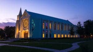 igreja-da-alegria-brilha-com-luz-e-arte-em-nova-arquitetura