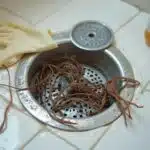 ralo-do-banheiro-entupido-com-cabelo-como-limpar-facil